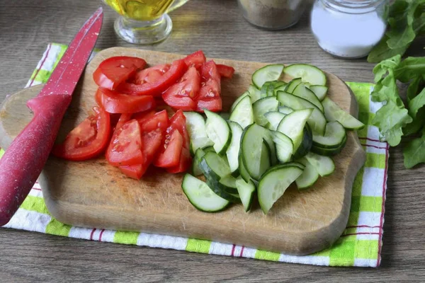 Salatalıkları ve domatesleri yarım daire yapın..