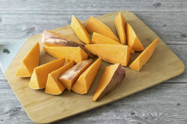 Tatlı patatesleri iyice yıka. Arzu edilirse soyulabilir. Takozları kes.