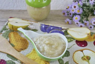Armut püresi hazır. Sterilize kavanozlara sımsıkı yayılmış, kapaklarla sıkılmış. Tepetaklak dön, tamamen soğuyana kadar battaniyeye sar. Bu harika tatlıyı serin bir yerde sakla..