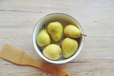 Armutları iyice yıka. Bir tencereye yerleştir.