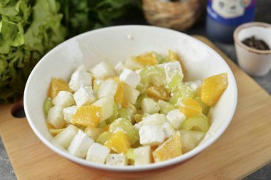 Tadına bakmak için biber dök, zeytinyağı dök, her şeyi nazikçe karıştır..