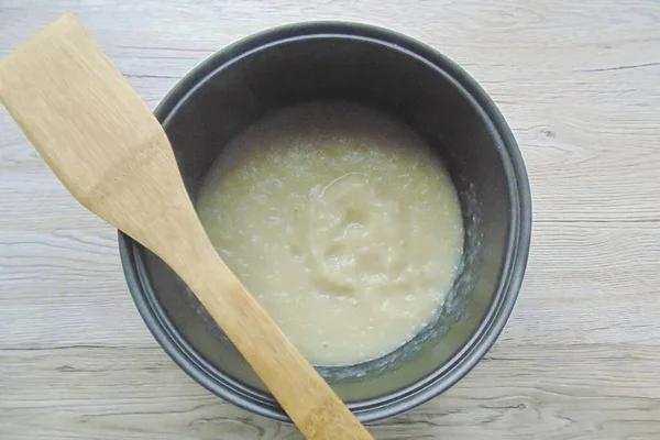 응어리가 만들어 때까지 시트르산 그릇을 멀티스쿠 Stew Preheat 모드에 동안익힌 — 스톡 사진