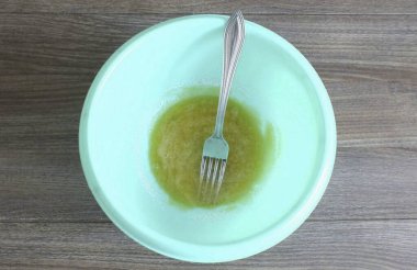 Hamuru hazırla. Bir kasede, yumurtayı tuz ve şekerle birleştir. Çatalla karıştır.