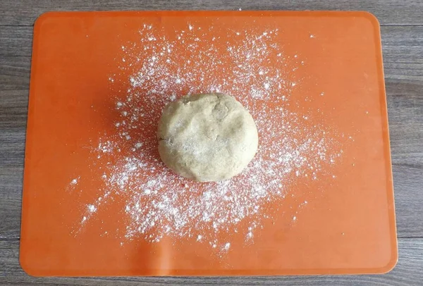 Polvilhe Pouco Farinha Centeio Mesa Coloque Massa — Fotografia de Stock