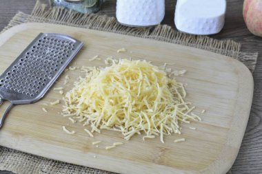 Sert peyniri rendele..