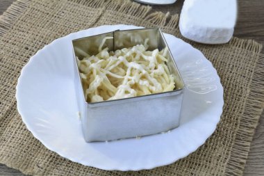 Rendelenmiş elmaları ikinci kattaki salataya koy ve hafifçe mayonezle ıslat..