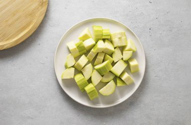 Kabağı yıka, kabuğunu soy. Orta büyüklükte dilimler kes.