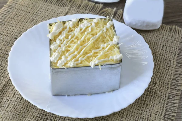 Распределите Сыр Следующим Слоем Посыпьте Майонезом — стоковое фото