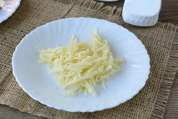 Éplucher Les Pommes Les Râper Sur Une Râpe Grossière — Photo