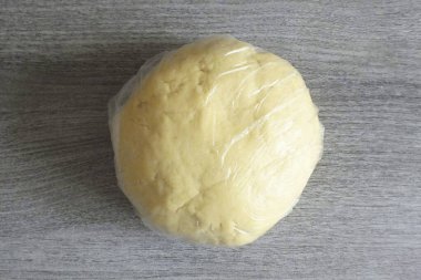 Bitmiş hamur yumuşak, esnek ve ellerinize yapışmamış olmalı. Plastik bir torbaya koy ve dolguyu yaparken bir süre sakla..