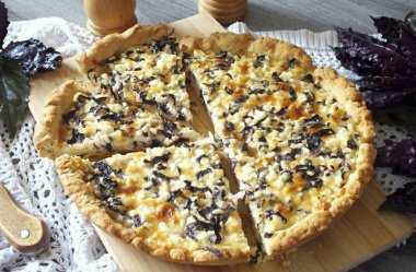 Atıştırmalık şeyler sevenler için tuzlu süzme peynirli turta yapmayı öneriyorum. Turtanın tabanı ince, kumlu bir sepet. Dolgu tuzlu süzme peynir, peynir ve fesleğenden oluşuyor. Tarifi paylaşıyorum! Afiyet olsun.!