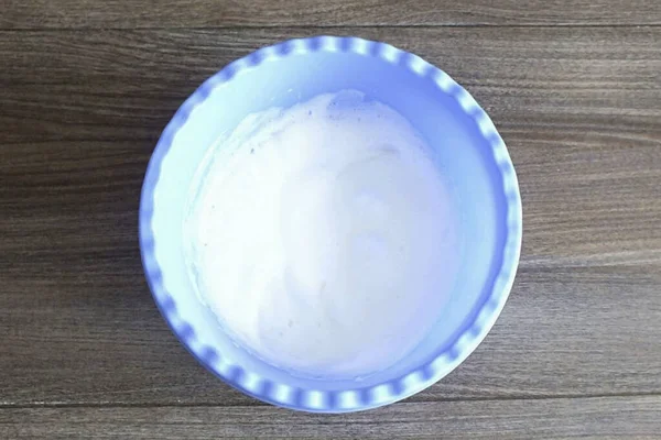 Whisk Chlazené Vaječné Bílky Nadýchané Pěny — Stock fotografie