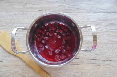 Bir tencereye şeker ekle.