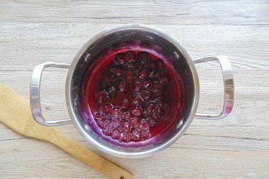 Düşük ısıda, yavaşça karıştırın, kalınlaşana kadar pişirin, yaklaşık 8-10 dakika..