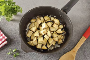 Tavaya doğranmış patlıcan ekle..