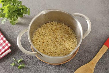 Bulgur 'u paralel olarak durula, su, tuz ve kaynatarak 5 dakika bekle, sonra da 15 dakika daha bekle..