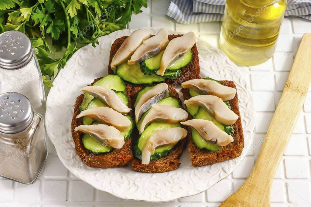 Place the herring slices on top of the cucumbers. You can pour herring oil on top if you purchased herring in preserves. You do not need to use mayonnaise or sour cream.