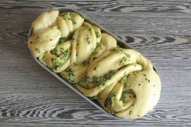 Belirtilen süreden sonra, atölyeyi yumurta beyazıyla yağlayın. Fırını 25-30 dakika önceden 170 dereceye ısıtın. Fırınınızın özelliklerini düşünün..