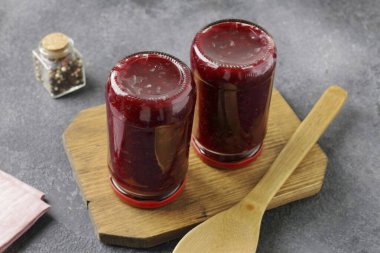 Sonra kavanozları sıkıştır, paketle ve soğumaya bırak. Buzdolabı için pancar turşusu hazır. Eserleri serin bir yerde saklamak tavsiye edilir..