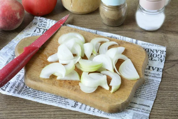 Mientras Masa Está Subiendo Preparar Relleno Cortar Cebolla Medio Aros — Foto de Stock