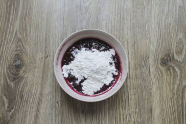 Frenk üzümüne nişasta ekle ve karıştır..