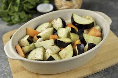 İyice karıştır ki tüm dilimler yağ ve baharatla kaplansın. Küfün altına biraz su dök..