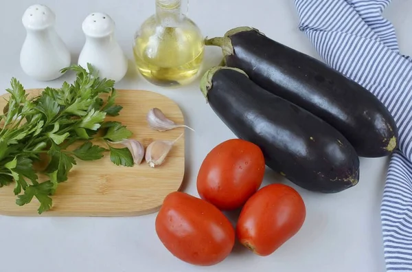 ウズベクナスを調理するために必要なすべての成分を準備します トマト 緑を洗う ニンニクの皮をむき — ストック写真