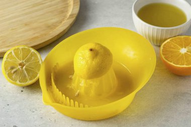 Meyve sıkacağı kullanarak limon ve portakalın suyunu sıkın. Kokteyl için 100 ml lazım. Portakal suyu ve 30 ml. limon.