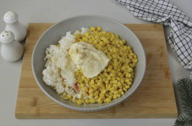 Mayonez, tuz ve biberli mevsim salatası..