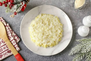 Soğanı küçük küp doğra, acını hafifletmek için kaynar suyla kaynat ve ikinci bir katmana uzan..