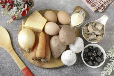 2022 yılına Kaplan Balık Salatası yapmak için gerekli tüm malzemeleri hazırlayın. Patates, havuç ve yumurta haşla ve soğumaya bırak. Salatayı katmanlar halinde sereceğiz, herhangi bir tabak ya da tabak işimizi görür..