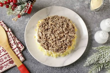 Konserve balığın suyunu boşalt, çatalla püre yap ve dördüncü katmana uzan..