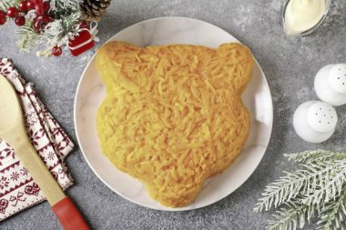 Havuçları rendeleyin ya da rendeleyin (isteğe bağlı) ve salatayı tamamen kaplayın..