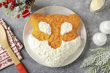 İnce rendelenmiş proteinler kullanarak, namlunun altını ve gözlerini uzatın..