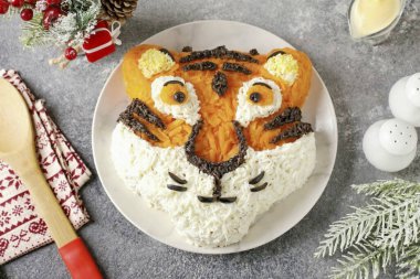 Son dokunuş! Zeytin kullanarak, şeritleri keserek, antenleri dökerek, ve gözbebekleri için çemberin içine kesilmiş zeytinleri kullanarak (Zeytinlerin sadece uçlarını kestim).