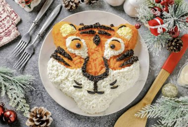 2022 yılı için kaplan şeklinde salata hazırdır. Sadece lezzetli tatil yemeklerini değil, tasarımlarını da düşünmenin zamanı geldi. Salatayı yılın sembolü olarak tasarlamayı öneriyorum. Mutlu yıllar ve afiyet olsun.!