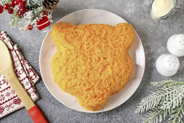 Havuçları rendeleyin ya da rendeleyin (isteğe bağlı) ve salatayı tamamen kaplayın..