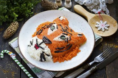 Salatayı 1-2 saat buzdolabında ıslat..