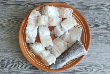 Morina balığını öğüt. Filetleri 4-5 cm parçalara ayır..