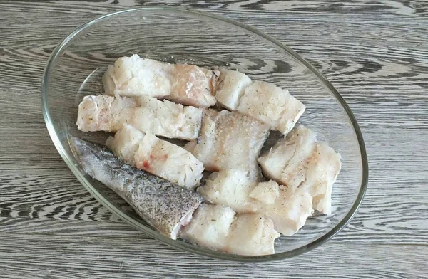 Balığı fırın kabına koy. Tuz ve biberli mevsim.