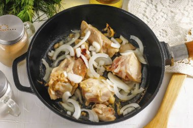 Soğanı yarım halkalara ayır ve tavuğu her tarafı kahverengileştiğinde tavukla birlikte tavaya ekle. Soğanı, altın kahverengiye kadar 2-3 dakika kadar kızart..