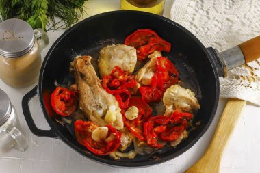 Güneşte kurutulmuş domatesleri tavuğun üstüne koy. Şekillerini koruyabilmeleri için onları en son ekleyin, ama etin tadını ve aromasını verin. 2-3 dakikalık protokol.