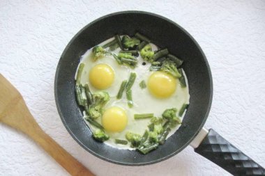 Sebzeler yumuşadığında, yumurtaları tavaya kırın..