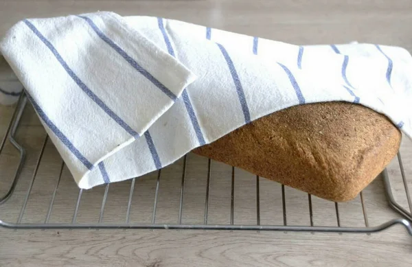 Das Fertige Brot Auf Ein Drahtgestell Legen Mit Einer Serviette — Stockfoto