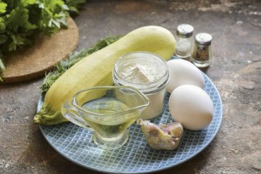 Yumurtalı kabaklı börek yapmak için gerekli tüm malzemeleri hazırlayın..
