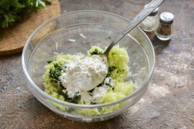 Bir kaseye buğday unu ekle..