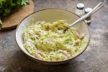 Tüm malzemeleri bir kasede çırp..