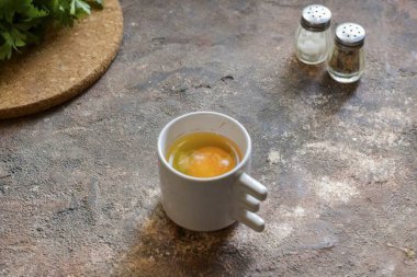 Şimdi ikinci yumurtayı küçük bir kaseye koy. Sobanın üstündeki tencerede su kaynat, sirke ekle. Kaynayan suyu hararetle karıştırarak huni oluşturur ve yumurtayı içine dökeriz..