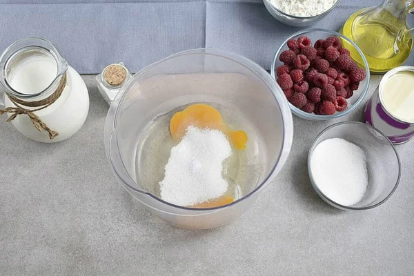 预热烤箱到170度 把鸡蛋和一半糖打到毛茸茸的 — 图库照片