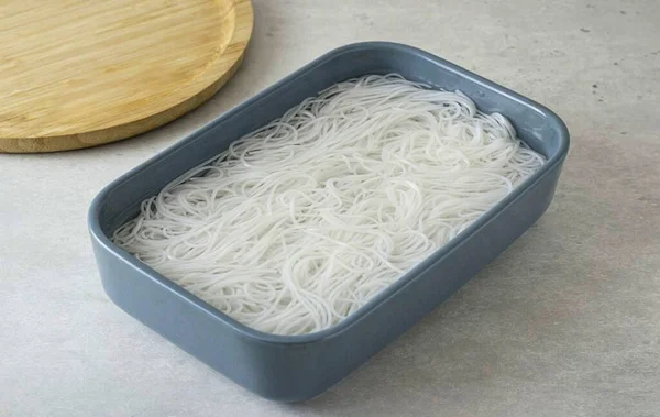 Pour Boiling Water Rice Noodles Leave Minutes Rinse Cold Water — Fotografia de Stock